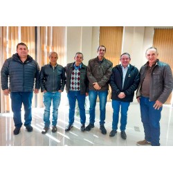 Moradores de São Luiz do Purunã visitam a sede do executivo e o gabinete do prefeito de Balsa Nova